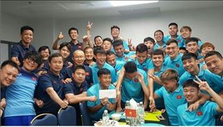 Hồng Duy được thầy Park và các đồng đội tặng quà “bất ngờ” trong ngày sinh nhật