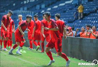 VIDEO: Hùng Dũng tranh thủ trêu đội phó Văn Toàn khi ra xe rời sân tập