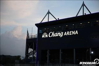 VIDEO: Sân tập của ĐT Việt Nam chuẩn bị cho Kings Cup 2019 bị côn trùng bủa vây