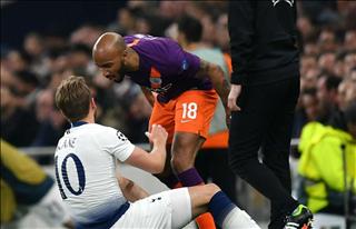 Sao Man City nói gì với Harry Kane sau pha va chạm nảy lửa cấp CLB?