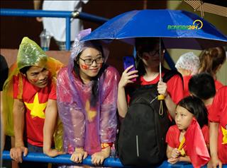 Mưa tầm tã, các CĐV vẫn nhiệt tình tiếp lửa cho U23 Việt Nam