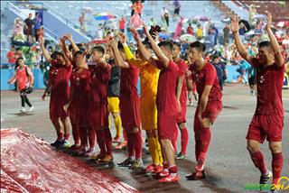 VIDEO: U23 Việt Nam chạy quanh sân để tri ân người hâm mộ
