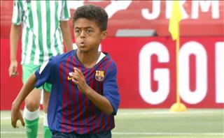 Kluivert con giúp Barca chiến thắng ở ‘El Clasico nhí’
