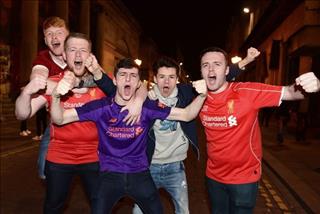 Fan Liverpool chơi trội, thuê máy bay để cười vào mặt MU