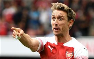 Arsenal ráo riết mua hậu vệ trái, Monreal vẫn muốn ở lại