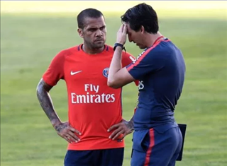 Chuyển nhượng Arsenal: Đón Alves, chia tay Carl Jenkinson