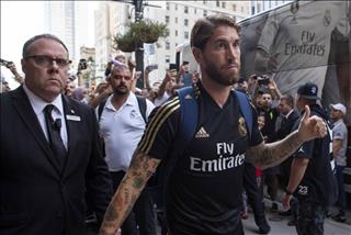 Quen thói “đốn củi” trên sân cỏ, Ramos hoá “tiều phu” chặt cây ngoài đời