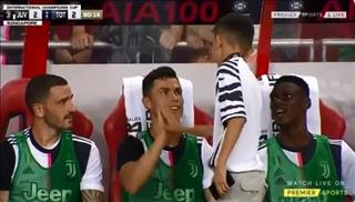 VIDEO: Ronaldo troll nhân viên an ninh tại Trung Quốc