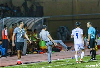 ẢNH: Bị thổi phạt đền, HLV Lee Tae Hoon liên tục nhại lại động tác của Văn Thanh