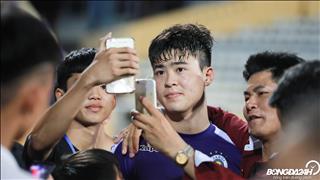 VIDEO: CĐV tràn xuống sân Thiên Trường quây kín các cầu thủ Hà Nội