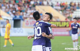 VIDEO: Tập tễnh bước vào phòng thay đồ, Quang Hải vẫn bị CĐV níu lại xin chữ ký