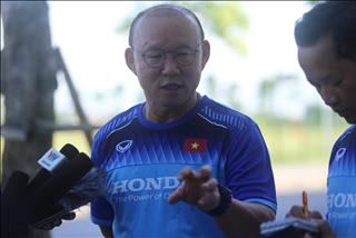 VIDEO: Biểu cảm siêu cấp đáng yêu của HLV Park Hang Seo trên sân tập U22 Việt Nam