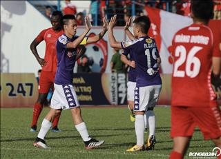 VIDEO: Xe buýt của Hà Nội FC bị CĐV quây kín ở sân Lạch Tray