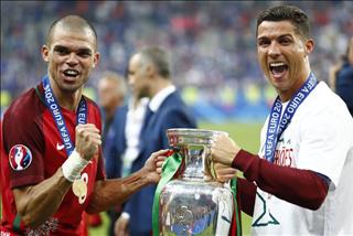 Có bạn để làm gì? Ronaldo bán nhà cho chiến hữu giá rẻ như cho