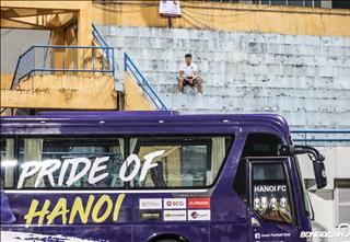 ẢNH: Ngồi một mình, Phí Minh Long lạc lõng trong chiến thắng năm sao của Hà Nội FC