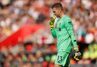 Bất lực trước sai lầm của đồng đội trước Napoli, thủ môn Liverpool nói gì?