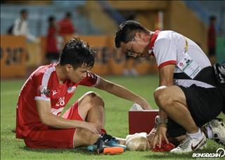 VIDEO: Tuyển thủ U23 Việt Nam chấn thương phải nhờ bác sĩ cõng vào phòng thay đồ