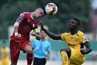 HLV Chung Hae Soung bảo vệ tân binh tuyển Việt Nam sau sai lầm trước SLNA