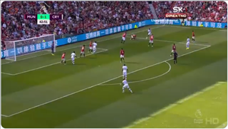 Trở lại Old Trafford, Wilfried Zaha khiến Ashley Young ngã sấp ngã ngửa