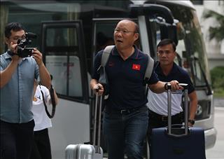 VIDEO: Vừa đến hội quân cùng ĐT Việt Nam, thầy Park lập tức bị NHM vây kín