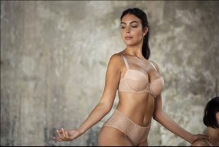 Thân hình bốc lửa vạn người mê của bạn gái Ronaldo trong quảng cáo nội y mới