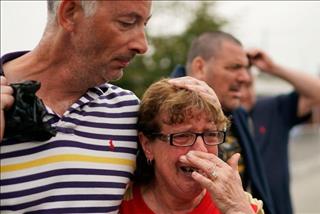 VIDEO: CĐV Bury FC bật khóc khi biết CLB bị xóa sổ tại Anh