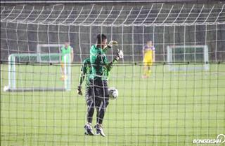 ẢNH: Đấu Chanathip, dàn thủ môn ĐT Việt Nam đội mưa tập luyện