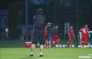 ẢNH:  HLV Park Hang Seo dầm mưa lo lắng nhìn các học trò tập luyện