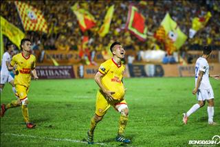 Biển người phủ kín sân Thiên Trường: Bởi đó là thứ bóng đá tử tế