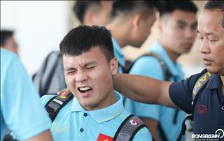 ẢNH: Biểu cảm thú vị của Quang Hải khi cùng ĐT Việt Nam làm thủ tục sang Thái