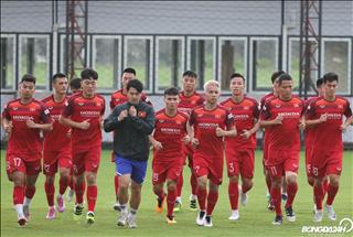 ẢNH: Đổ bộ lên đất Thái, ĐT Việt Nam quyết tâm cao độ trong buổi tập đầu