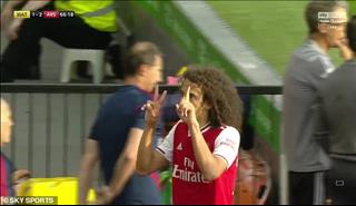 Sao Arsenal ăn gạch sấp mặt can tội “gáy sớm”
