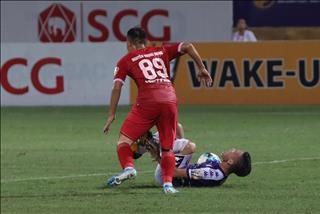 VIDEO: Xem lại pha phạm lỗi nguy hiểm của Trọng Hoàng với Văn Quyết