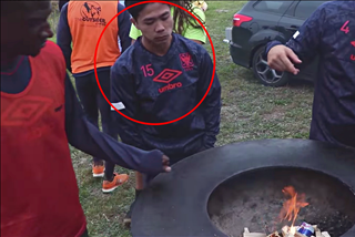 VIDEO: Công Phượng thoải mái nô đùa trong buổi ngoại khoá của STVV