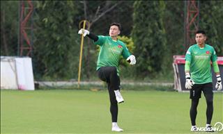 ẢNH: Đặng Văn Lâm hào hứng tập luyện khi trở lại sân nhà