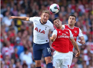 Gary Neville chỉ trích Sokratis dữ dội sau trận derby bắc London