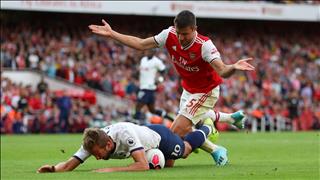 Shearer chỉ trích hàng thủ nghiệp dư của Arsenal