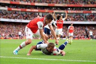 Tranh cãi nảy lửa sau tình huống Sokratis đẩy ngã Harry Kane trong vòng cấm