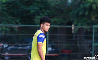 ĐT U22 Việt Nam tập buổi đầu tiên: Xuất hiện với mái tóc lạ, Hà Đức Chinh phải tập riêng