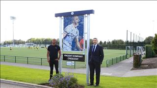 Man City dựng tượng, đặt tên đường vinh danh huyền thoại Kompany
