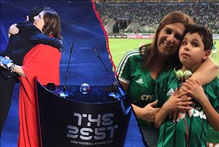 Câu chuyện xúc động của bà mẹ và cậu con trai khiếm thị đạt giải CĐV xuất sắc nhất của FIFA 2019