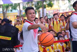 Video: Quang Hải, Bùi Tiến Dũng thi ném bóng rổ với... nữ sinh