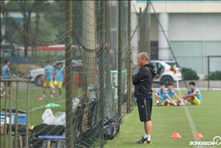 ẢNH: Để U22 Việt Nam tự tập, HLV Park Hang Seo lẳng lặng theo dõi qua hàng rào