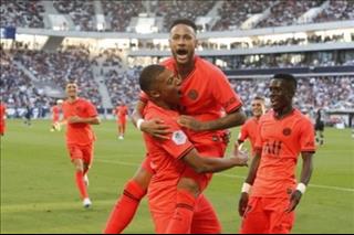 Liên tiếp ghi bàn, Neymar ví NHM PSG với... phụ nữ