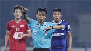 Trọng tài đẳng cấp FIFA mất việc sau pha bẻ còi ở V-League