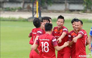 VIDEO: Bài tập vui nhộn của tuyển Việt Nam trên đất Thái Lan