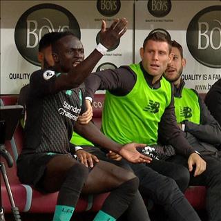 Đội phó Liverpool xoa dịu căng thẳng nội bộ bằng khiếu hài hước