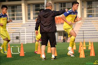 VIDEO: Chưa khoẻ, thầy Park vẫn vung chân chỉnh đốn học trò