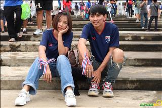 Chia điểm trên sân nhà, fan Thái tỏ ý bắt tay fan Việt