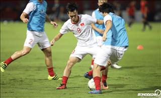 VIDEO: Tiền đạo Văn Toàn suýt mở tỷ số ngay phút đầu tiên trận Thái Lan vs Việt Nam
